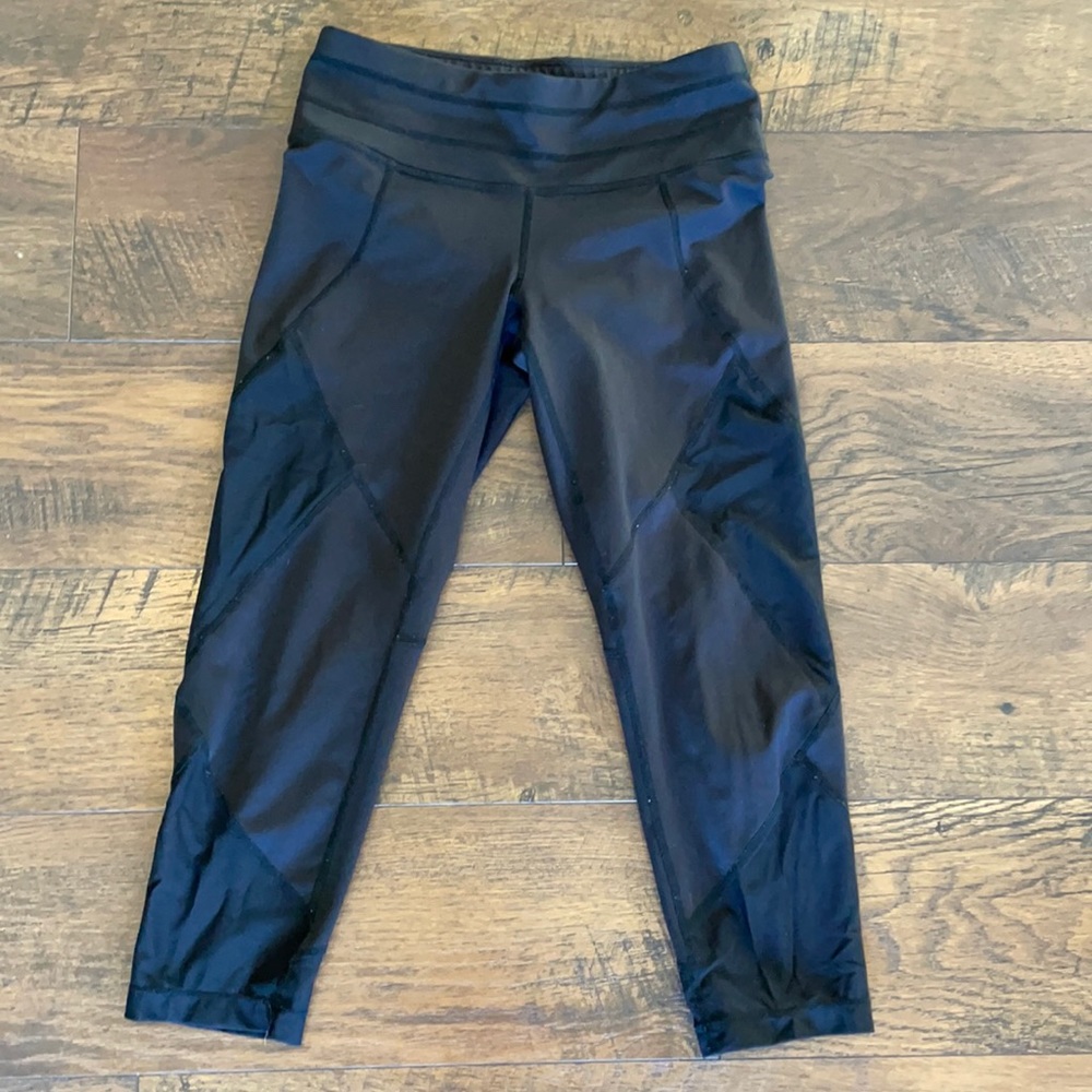 Athlete XS crop exercise tights. Mesh panels.